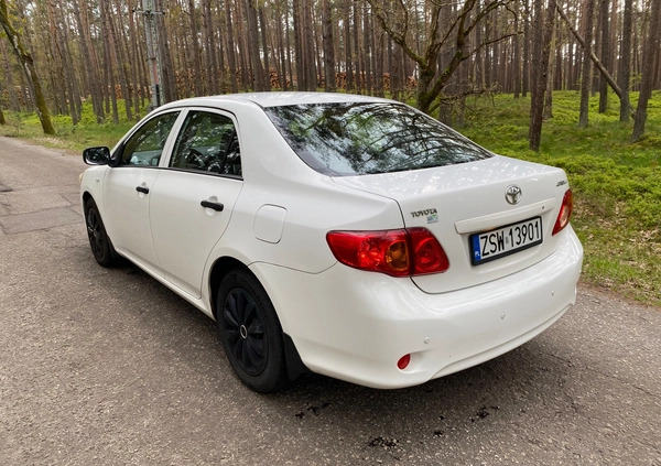 Toyota Corolla cena 19999 przebieg: 208000, rok produkcji 2010 z Świnoujście małe 56